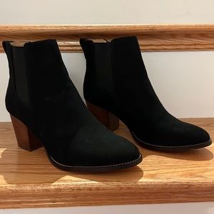 RORY MICROSUEDE HEELED BOOTS
Item AR845
Size: 8H MEDIUM
Color: BLACK